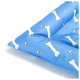 Blaue Tierliege mit weißen Knochen- und Pfotenabdruckmustern, mit einem gepolsterten Design für Komfort.