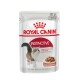 Beutel mit Royal Canin Instinctive Katzenfutter, mit einem Katzenbild, mehrsprachigem Text und einer Schüssel mit Futter-Illustration.