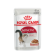 Beutel mit Royal Canin Instinctive Katzenfutter, mit einem Katzenbild, mehrsprachigem Text und einer Schüssel mit Futter-Illustration.