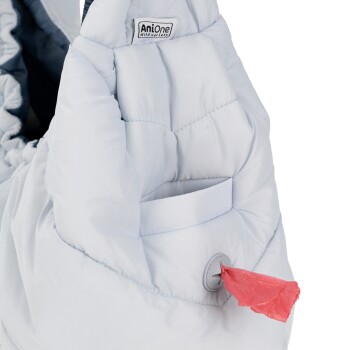 Zbliżenie na jasnoniebieski dozownik na worki na odchody zwierząt z czerwonym workiem częściowo wyciągniętym, z logo 'AniOne' na górze.