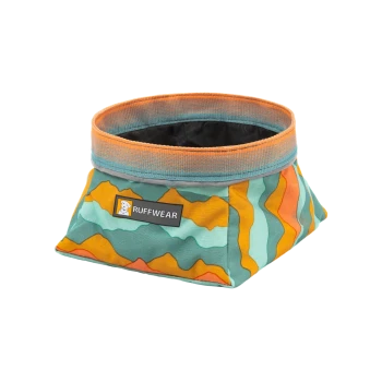Bunte Futterschüssel von Ruffwear mit einem wellenförmigen Muster in Türkis, Orange und Gelb, mit einem grauen Rand und einem Logo-Tag.