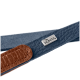 Nahaufnahme eines blauen und braunen Lederhundehalsbands mit einem silbernen "HUNTER"-Logoanhänger.