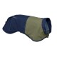 Ein Hundemantel in Marineblau und Olivgrün, mit dem Markennamen "RUFFWEAR" an der Seite und einem schlanken Design für den Außenbereich.
