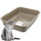 Beige rechteckige Katzentoilette mit GarPet-Aufkleber und einer grauen, langhaarigen Katze, die davor sitzt