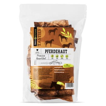 Eine transparente Tüte mit Hundeleckerlis aus Pferdehaut, beschriftet mit "Pferdehaut", auf einem braunen Hintergrund mit Pferdesilhouetten und grünen Blättern.
