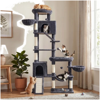 Hoher grauer mehrstöckiger Kratzbaum im Wohnzimmer mit fünf Katzen, die spielen und dösen; mit Sisalstämmen und hängenden Spielzeugen.