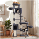 Hoher grauer mehrstöckiger Kratzbaum im Wohnzimmer mit fünf Katzen, die spielen und dösen; mit Sisalstämmen und hängenden Spielzeugen.