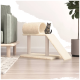 Eine verspielte getigerte Katze sitzt auf einem beigen Kratzbaum mit einer Rampe und einem Tunnel, neben einem grünen Sofa und einer Topfpflanze in einem modernen Wohnzimmer.