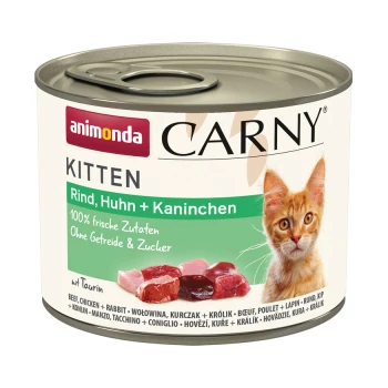 Carny Nassfutter Katze Kitten Rind, Huhn und Kaninchen 24x200 g Nahaufnahme eines roten Kätzchens auf einer Animonda Carny Kitten-Futterdose, beschriftet mit "Rind, Huhn + Kaninchen" und "100% frische Zutaten."