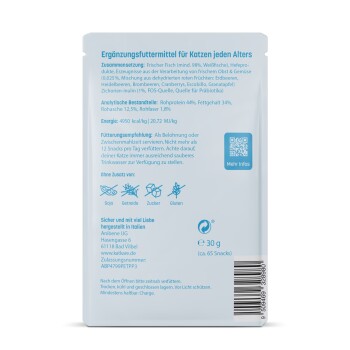 Rückseite eines blauen Katzen-Leckerli-Beutels (Deutsch) mit Zutaten, Fütterungshinweisen, Angaben 'ohne Soja/Getreide/Zucker/Gluten', QR-Code, 30 g