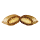 Nahaufnahme eines geteilten braunen Hundesnacks mit weicher, hellfarbener Füllung innen.