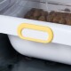 Ein schlankes, modernes Haustierpflegegerät mit einem transparenten Gehäuse, mit Steuerknöpfen oben und seitlichen Öffnungen für Haustiere.