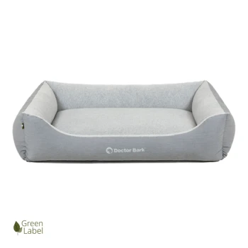 Graues Haustierbett mit erhöhten Seiten, das das Logo "Doctor Bark" auf der Vorderseite und ein "Green Label"-Emblem in der Ecke zeigt.