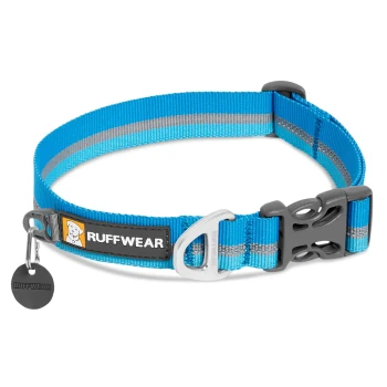 Blauer Hundehalsband mit grauen Streifen, mit einer Metallschnalle und einem Etikett, das das "Ruffwear"-Logo zeigt.