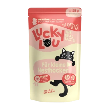 Beutel mit Lucky Lou Kittenfutter mit Geflügel und Karotte, beschriftet mit "Für Kätzchen", mit einer verspielten Katze und dem Anspruch von 96% Fleisch, getreidefrei, ohne Zucker.