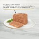 Een plak kalkoen kattenvoer op een wit bord, gegarneerd met basilicum, met tekst: "Een heerlijk recept om je kat te verwennen."