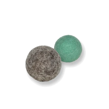 Deux boules en laine feutrée, une marron et une bleu-vert, présentées sur un fond blanc, idéales pour le temps de jeu des animaux de compagnie.