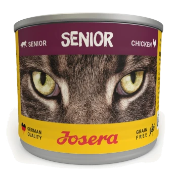 Eine Dose Josera Senior Chicken Katzenfutter mit einem Nahaufnahmebild eines Katzenkopfes mit auffälligen grünen Augen, beschriftet mit "SENIOR" und "GRAIN FREE."