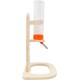 Holzhalter für Haustierwasserflasche mit einer transparenten Flasche, mit einem orangefarbenen Boden und einem Metallauslauf für einfaches Trinken.