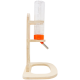 Holzhalter für Haustierwasserflasche mit einer transparenten Flasche, mit einem orangefarbenen Boden und einem Metallauslauf für einfaches Trinken.