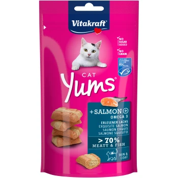 Vitakraft Cat Yums Lachs-Leckerlipackung mit pinkem Hintergrund, Lachsabbildungen und Texten "Kein Zuckerzusatz", "Keine Körner" und "Omega 3".