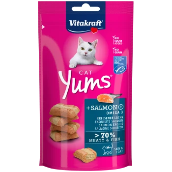 Opakowanie przysmaków dla kotów Vitakraft Cat Yums z różowym tłem, obrazkami łososia oraz tekstem "Bez dodatku cukru", "Bez zbóż" i "Omega 3".