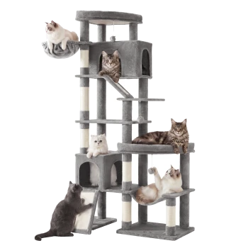 Grau mehrstufiger Kratzbaum mit Plattformen, Kratzstämmen und hängenden Spielzeugen, sechs Katzen, die faulenzen und spielen.