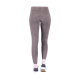 Ein Modell, das figurbetonte, braune Leggings mit einem strukturierten Design an den Seiten trägt, kombiniert mit schwarzen Turnschuhen.