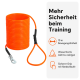 Oranges Hundeleinen mit schwarzem Griff und silbernem Metallverschluss zur Befestigung am Halsband.