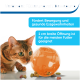Eine Katze nähert sich neugierig einem orangefarbenen Futterball, der mit Trockenfutter gefüllt ist, mit Text, der die Vorteile für Bewegung und gesunde Essgewohnheiten hervorhebt.