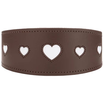 Braunes Leder-Haustierhalsband mit weiß hinterlegten Herz-Ausstanzungen und abgesteppten Rändern.