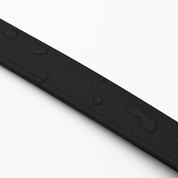 Eine Nahaufnahme einer schwarzen, wasserdichten Haustierleine mit Wassertropfen auf der Oberfläche, die ihr schlankes Design und die Nähte zeigt.