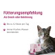 Getigerte Katze mit pinker Dose 'Perlhuhn Essential' und deutschem Text 'Fütterungsempfehlung – Bis zu 12 Stück pro Tag'.