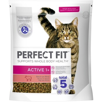Hundefutterbeutel mit der Aufschrift "Perfect Fit" und einem Bild einer getigerten Katze, mit den Hinweisen "Unterstützt die Gesundheit des gesamten Körpers", "Aktiv 1+" und "Reich an Rindfleisch."