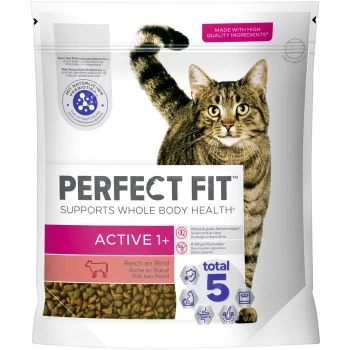 Hundefutterbeutel mit der Aufschrift "Perfect Fit" und einem Bild einer getigerten Katze, mit den Hinweisen "Unterstützt die Gesundheit des gesamten Körpers", "Aktiv 1+" und "Reich an Rindfleisch."