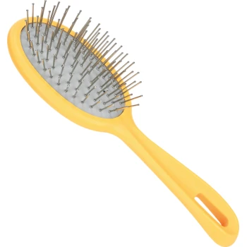 Een gele huisdierverzorgingsborstel met metalen pinnen op een gevoerde basis, ontworpen voor het ontwarren en gladmaken van huisdierenvacht.