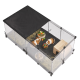 Zwei Meerschweinchen in einem transparenten modularen Auslauf mit Heu, Futternapf, Unterschlupf aus Holz, buntem Ball und schwarzer Stoffabdeckung