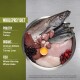 Metalowa miska z surowym mięsem: ryba, kurczak, indyk, podroby, jagody i żółtko. Tekst wymienia drób, podroby i ryby.