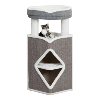 Ein gemütlicher Katzenbaum mit einer oberen Plattform und einem Spielbereich, mit einer verspielten Katze, die ein Spielzeug hält, gestaltet in grauem und weißem Stoff.