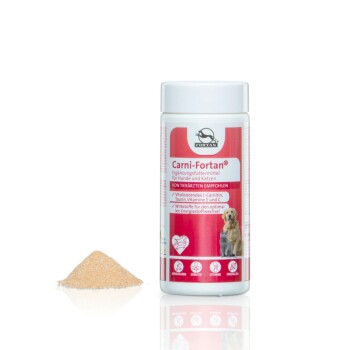 Behälter mit Carni-Fortan Ergänzungsmittel für Hunde und Katzen, mit einem Haufen Pulver daneben; enthält Gesundheitsansprüche und Zutaten.
