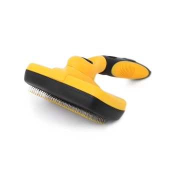 Eine Haustierpflegebürste mit einem gelben und schwarzen Griff, ausgestattet mit feinen Metallborsten zum Entfernen von losem Fell.