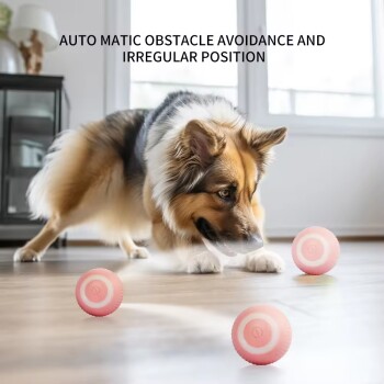 Ein verspielter Hund interagiert mit drei pinken, runden Spielzeugen auf einem Holzboden, mit dem Text darüber: "AUTO MATIC OBSTACLE AVOIDANCE AND IRREGULAR POSITION."