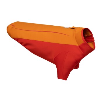 Ein lebendiger orange-roter Hundewetsuit, der für Outdoor-Aktivitäten entworfen wurde, mit einer engen Passform und einem Logo auf der Schulter.