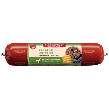 Rote zylindrische Verpackung von Haustierfutter mit der Aufschrift 'FLEISCHESLUST WILD mit Rind GAME with beef', mit einem Schnitt, der Fleisch, Kartoffeln und Heidelbeeren zeigt.