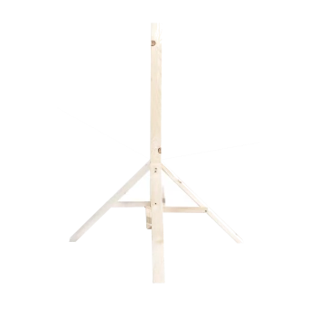 Heller Holz-Dreibein-Ständer mit drei Beinen, isoliert auf weißem Hintergrund.