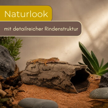 Geckos auf Rindenversteck in sandigem Terrarium mit Pflanzen und Steinen; sichtbarer Text: 'Naturlook' und 'mit detailreicher Rindenstruktur'.