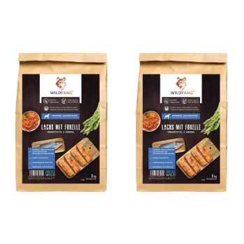 Zwei Säcke Wildfang-Tierfutter, beschriftet mit "Lachs mit Forelle", mit Süßkartoffeln und Spargel. Jeder Sack wiegt 2 kg.