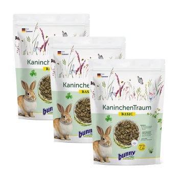 Drei Beutel "KaninchenTraum BASIC" Kaninchenfutter, mit einer Kaninchenillustration, floralen Designs und dem Etikett "Hergestellt in Deutschland".
