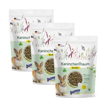 Trois sachets de nourriture pour lapins "KaninchenTraum BASIC", avec une illustration de lapin, des motifs floraux et une étiquette "Fabriqué en Allemagne".