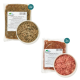 Zwei Pakete Tierfutter, eines mit der Aufschrift "Rinderbrust" und das andere "Rindermuskelfleisch Extra", mit Schalen ihrer Inhalte.